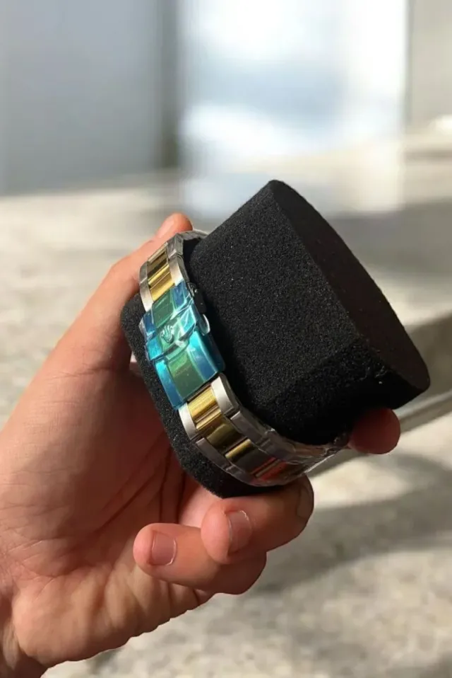 Reloj de pulsera plateado y dorado