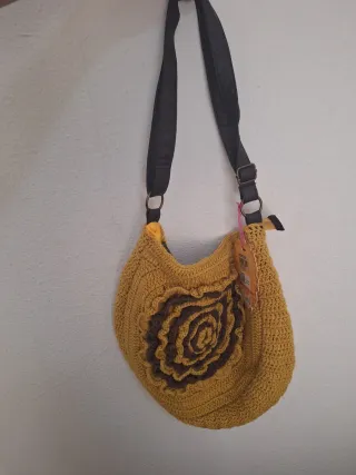 Bolso amarillo sin estrenar con flor