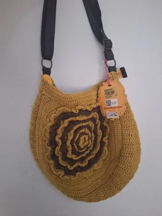 Bolso amarillo sin estrenar con flor
