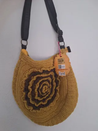 Bolso amarillo sin estrenar con flor