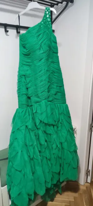 Vestido verde de fiesta con un hombro y chal