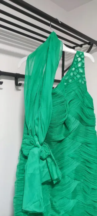 Vestido verde de fiesta con un hombro y chal