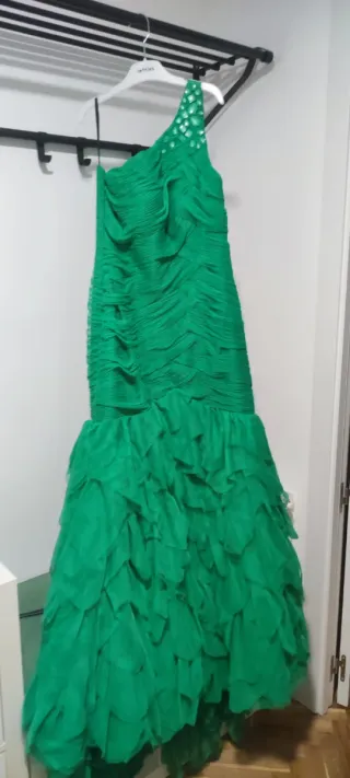 Vestido verde de fiesta con un hombro y chal