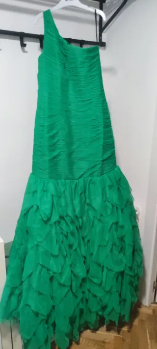 Vestido verde de fiesta con un hombro y chal