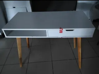 Escritorio blanco con cajón y hueco