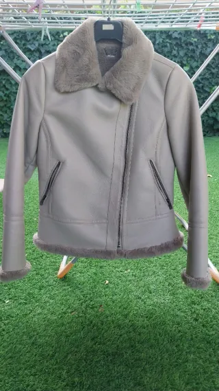 Chaqueta gris con pelo sintético