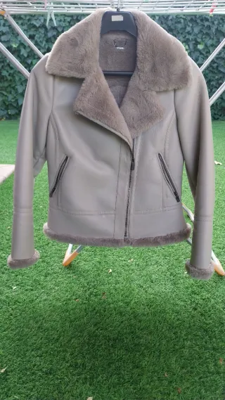 Chaqueta gris con pelo sintético