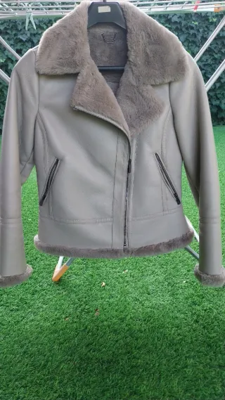 Chaqueta gris con pelo sintético