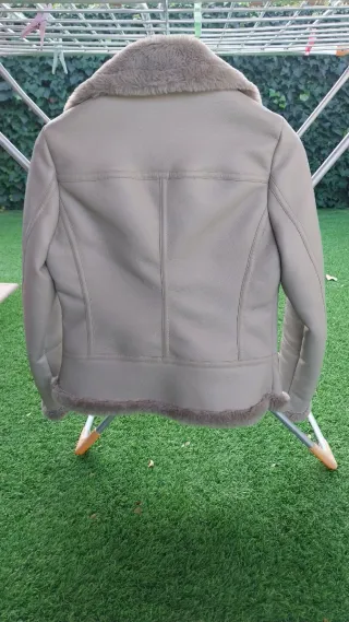 Chaqueta gris con pelo sintético