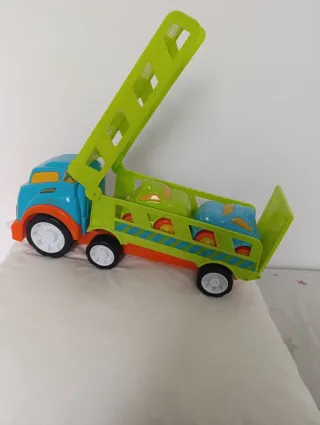 Camión de juguete de plástico