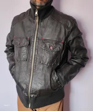 Cazadora de Piel marrón oscuro.