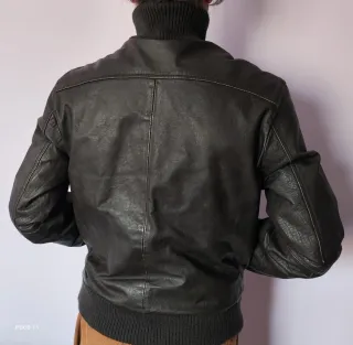 Cazadora de Piel marrón oscuro.