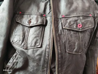 Cazadora de Piel marrón oscuro.