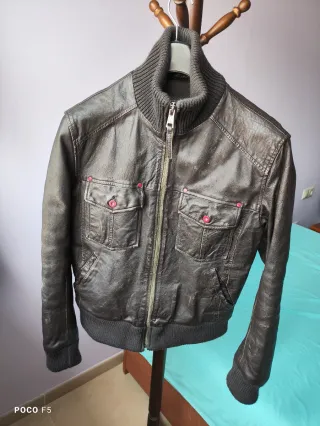 Cazadora de Piel marrón oscuro.