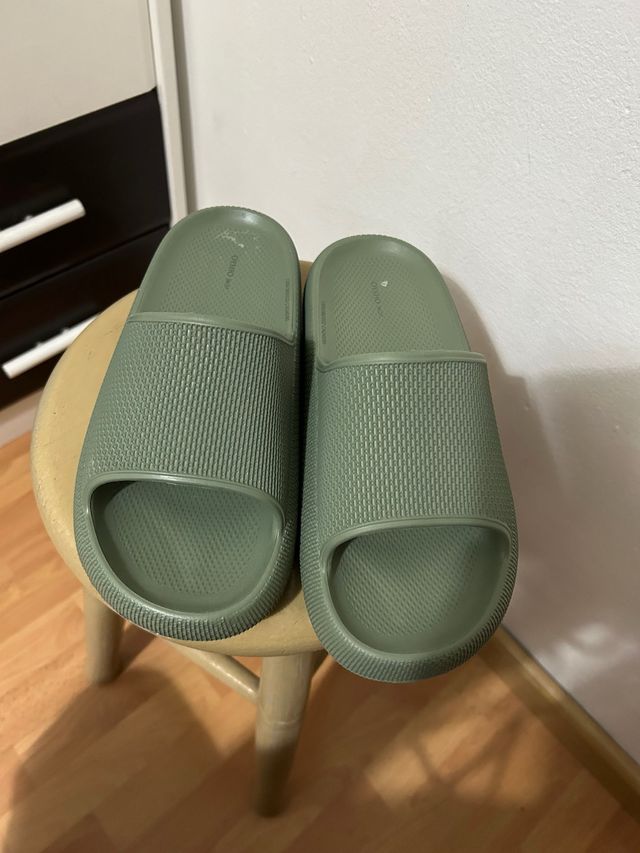 Ciabatte verdi per piscina