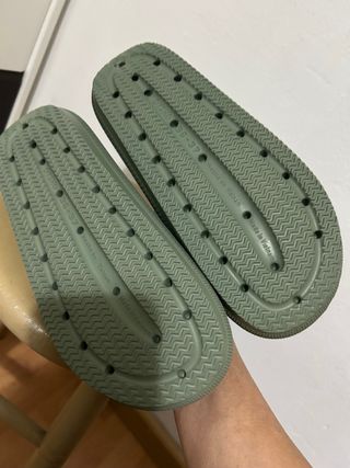 Chanclas verdes para piscina