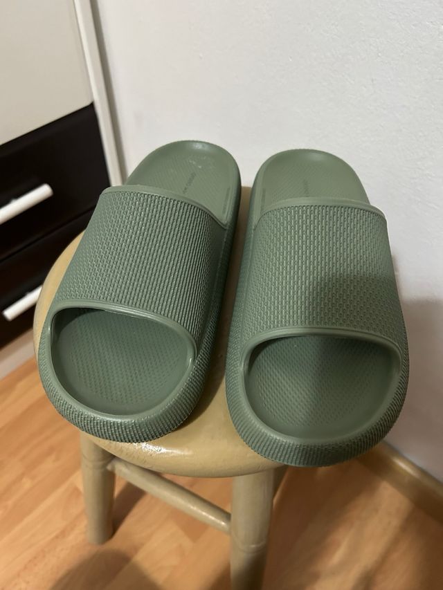 Ciabatte verdi per piscina