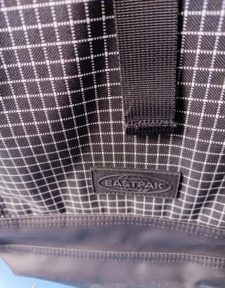 Mochila Eastpak Negra impermeable