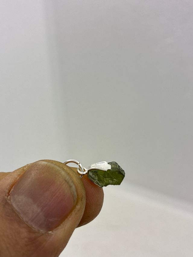 Ciondolo in Argento con Minerale Moldavita Naturale