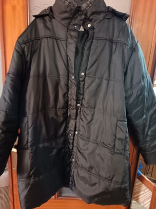 Abrigo negro acolchado con capucha