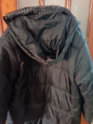 Abrigo negro acolchado con capucha
