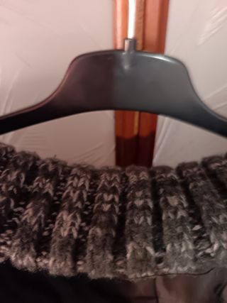 Abrigo negro acolchado con capucha