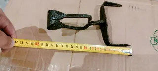 Pinza antica in metallo