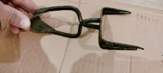 Pinza antica in metallo