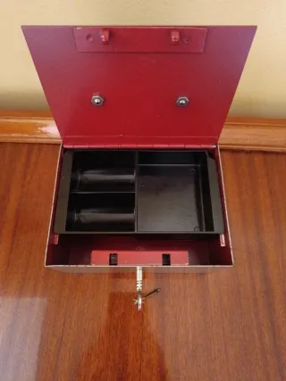 Antigua caja de caudales metálica