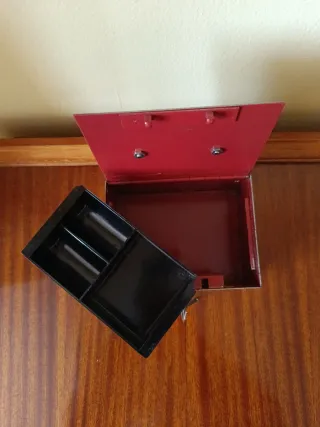 Antigua caja de caudales metálica