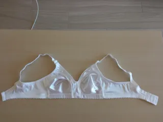 Sujetadores blanco y beige