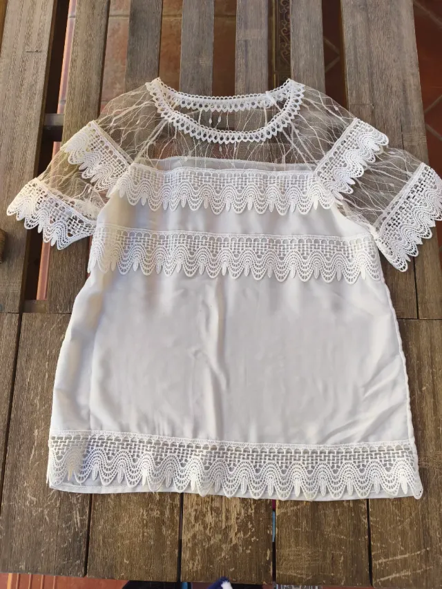 Camisa blanca con transparencias y encaje