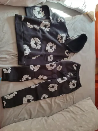 Conjunto chándal gris estampado flores