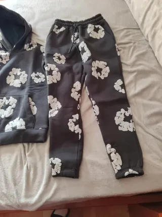 Conjunto chándal gris estampado flores
