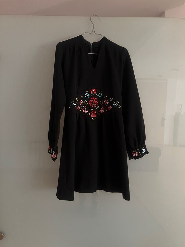 Vestido vintage negro bordado a mano