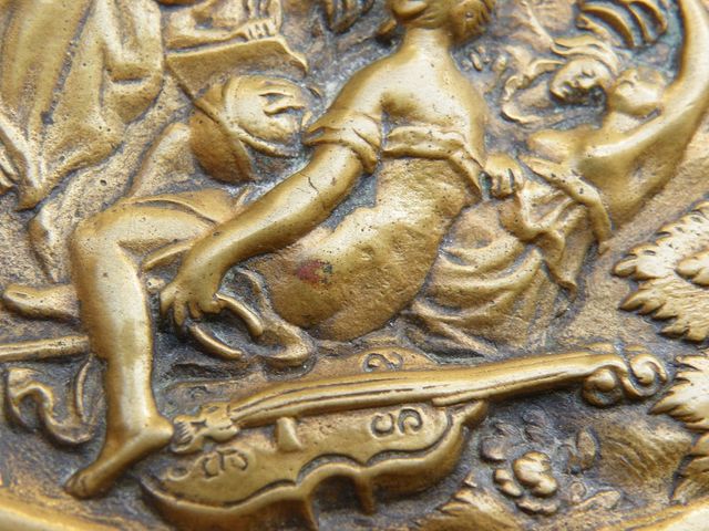 Plato de Bronce Detallado Arte