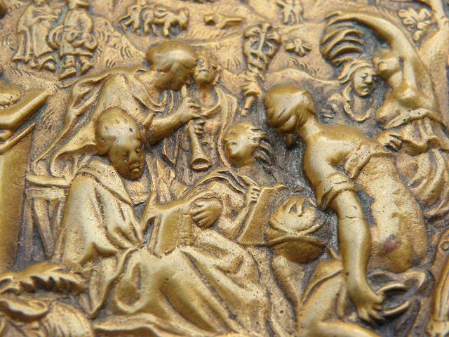 Plato de Bronce Detallado Arte