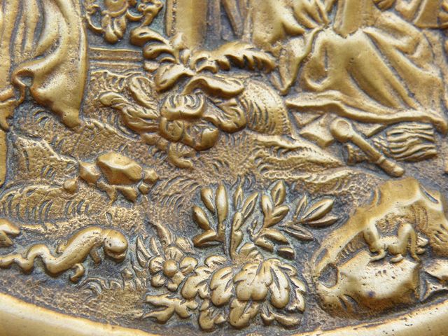 Plato de Bronce Detallado Arte