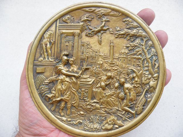 Plato de Bronce Detallado Arte