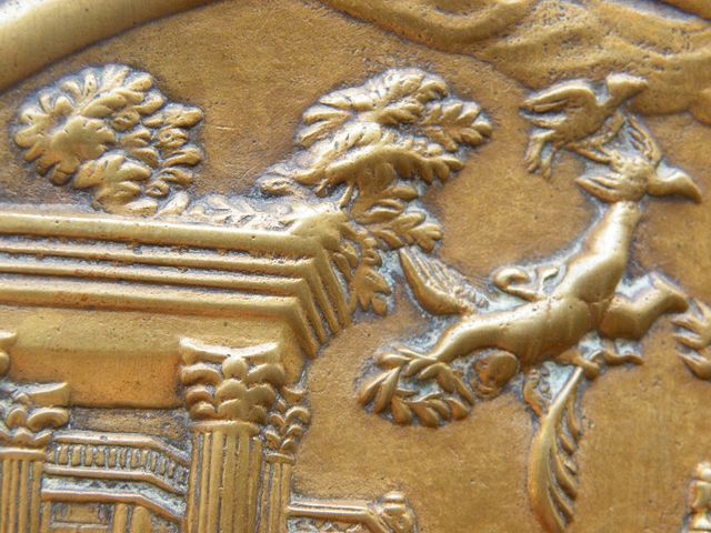 Plato de Bronce Detallado Arte
