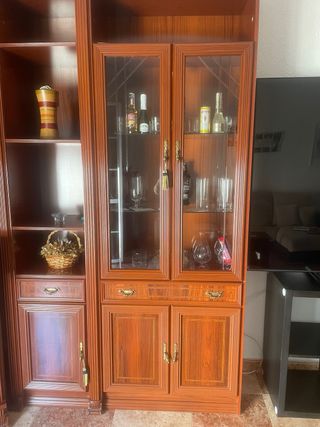 Muebles de salón y mesa con sillas