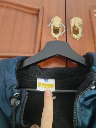 Abrigo azul con capucha