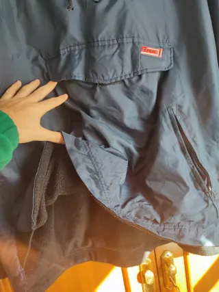 Abrigo azul con capucha