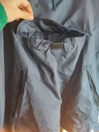 Abrigo azul con capucha