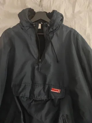 Abrigo azul con capucha