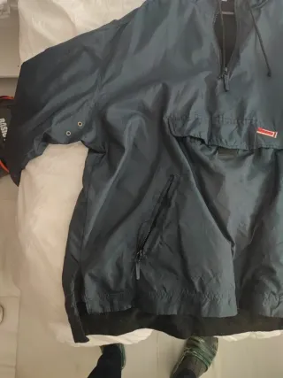 Abrigo azul con capucha