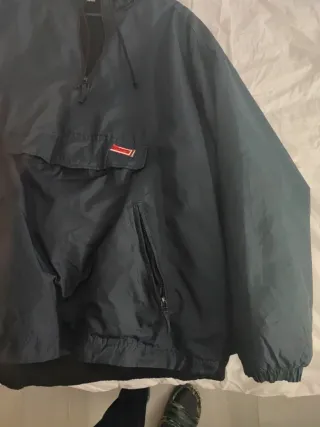 Abrigo azul con capucha