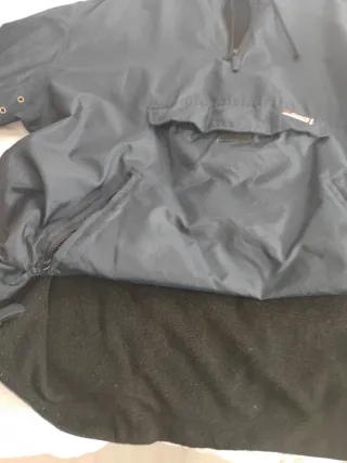 Abrigo azul con capucha