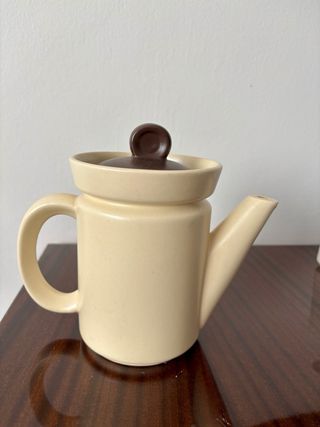 Cafetera antigua cerámica beige y marrón