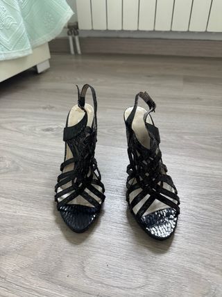 Zapatos de tacón negros abiertos